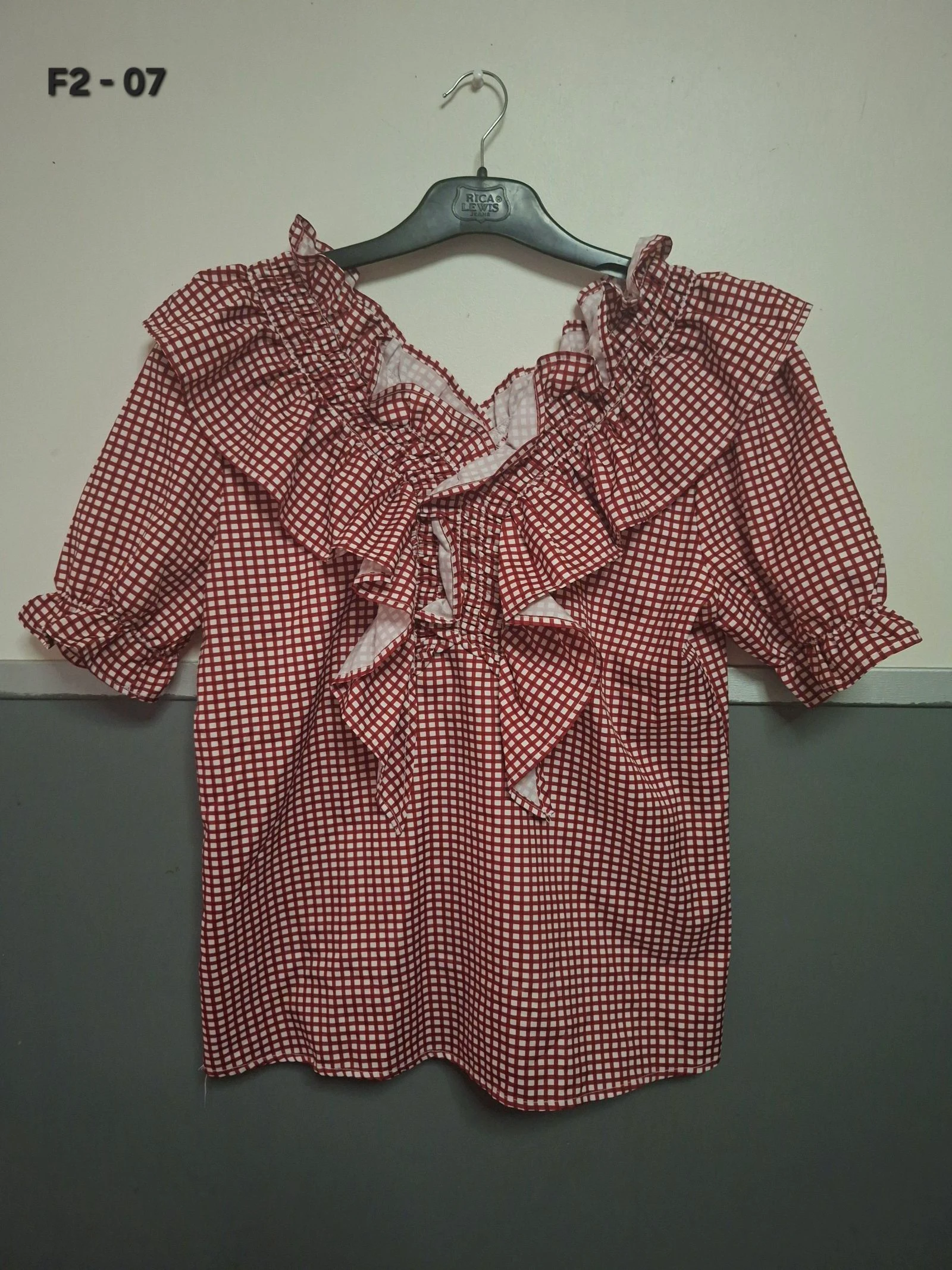 🌷F2-07🌷Blouse à carreaux vichy avec volants – Élégance romantique & tendance🌷
